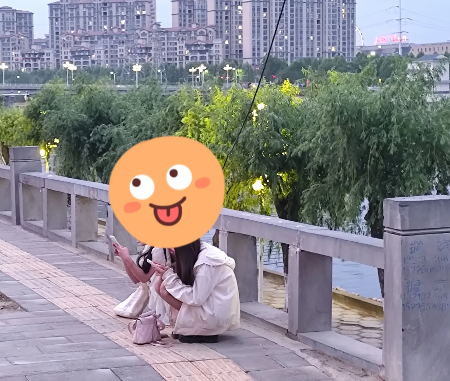 喂！这是谁家的孩子，她俩个从下午不到4点就蹲在这里玩手机，现在已经是晚上7点40