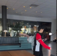 莎莎在队医德华、体能翔哥、师傅邱贻可以及闺蜜佳佳的陪伴下现身哥本哈根街头，这是要