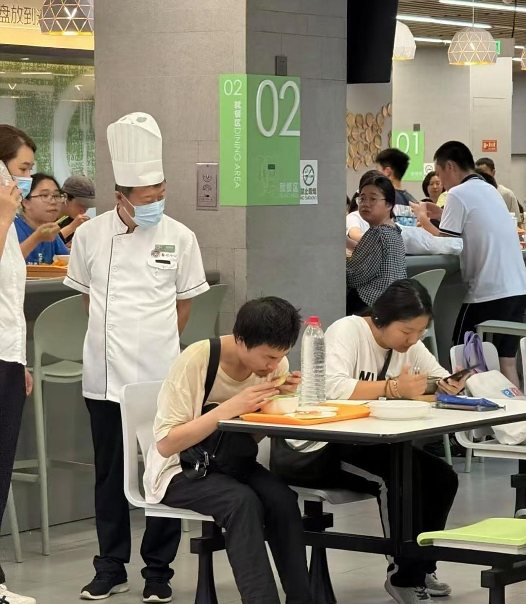北大韦神在食堂吃饭，被厨师和学生围观，周围人的目光太令人窒息了，在这种环境生活不