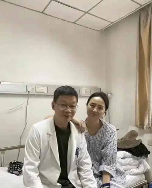 朱媛媛最后时光，看完泪目了！深切怀念！一路走好！
她身着病号服的朱媛媛身形消瘦、