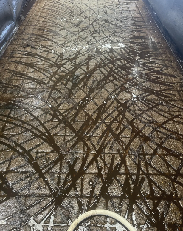 工作地秤上的这些凹槽。
