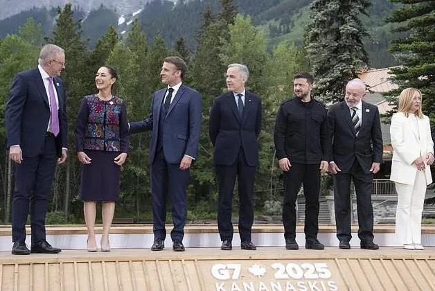63岁的墨西哥女总统克劳迪娅·辛鲍姆参加G7峰会很受欢迎马克龙拉着她的手臂，意大