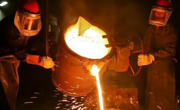 炼钢厂里人掉进钢水里，这一炉钢水是接着用还是报废？其实说白了，人命真的没那么廉价
