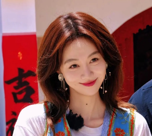 宣璐与姜妍，面容相似常混淆。剧中角色难分辨，细看演员表才知晓，二人魅力各不同，令