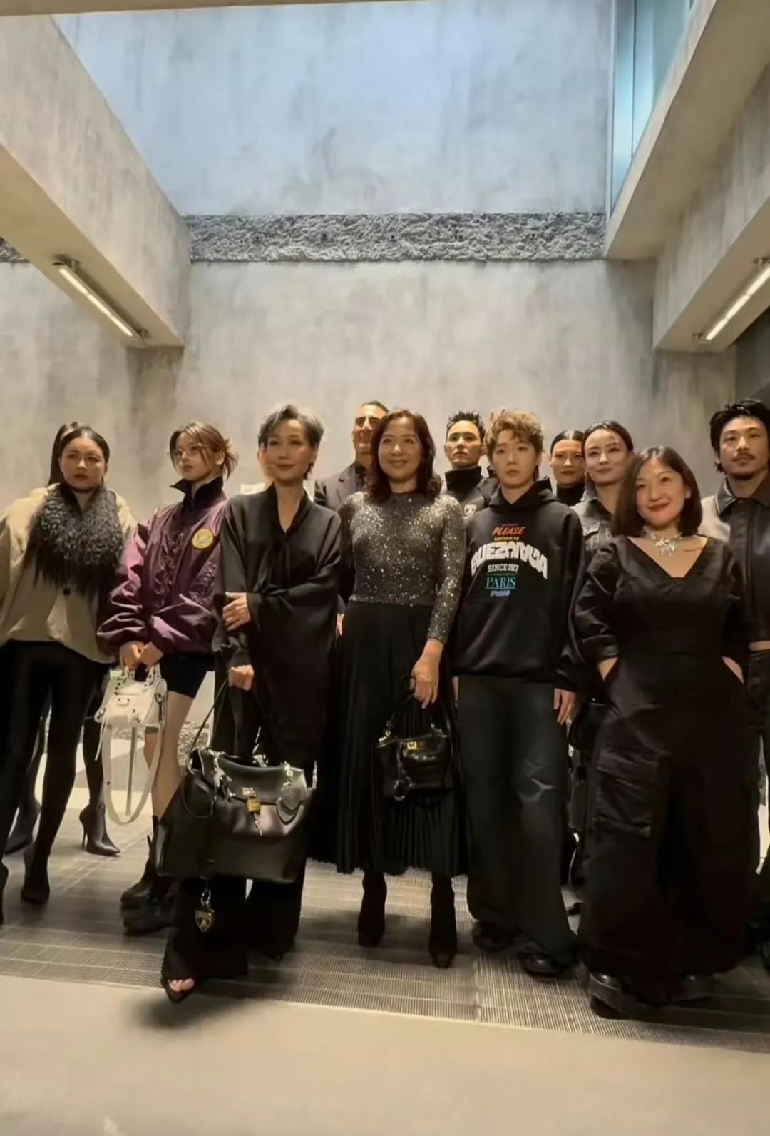 看惯了王曼昱打球场上的样子
冷不丁突然看到她参加巴黎世家活动的样子，我脑子里瞬间