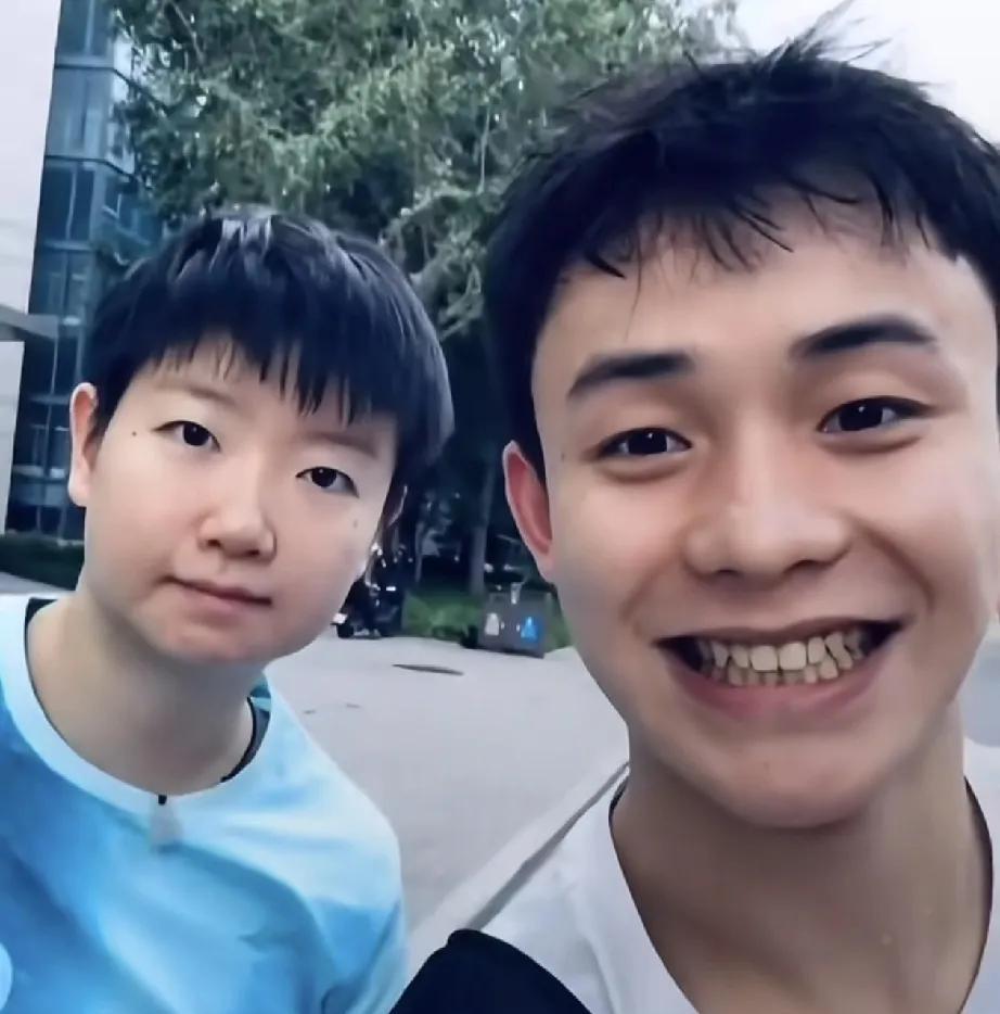 莎莎新的合照。
这个男孩子是跳水队的严思宇，应该也是莎莎的球迷，和莎莎一起合照笑