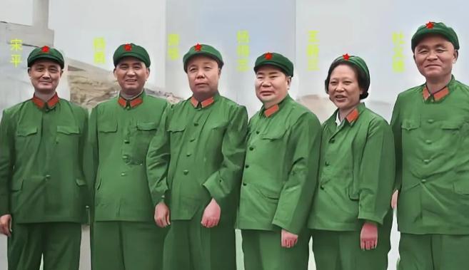 1980年，杨得志和肖华，在兰州军区视察时，一张罕见的合影，照片中的他们穿着六五