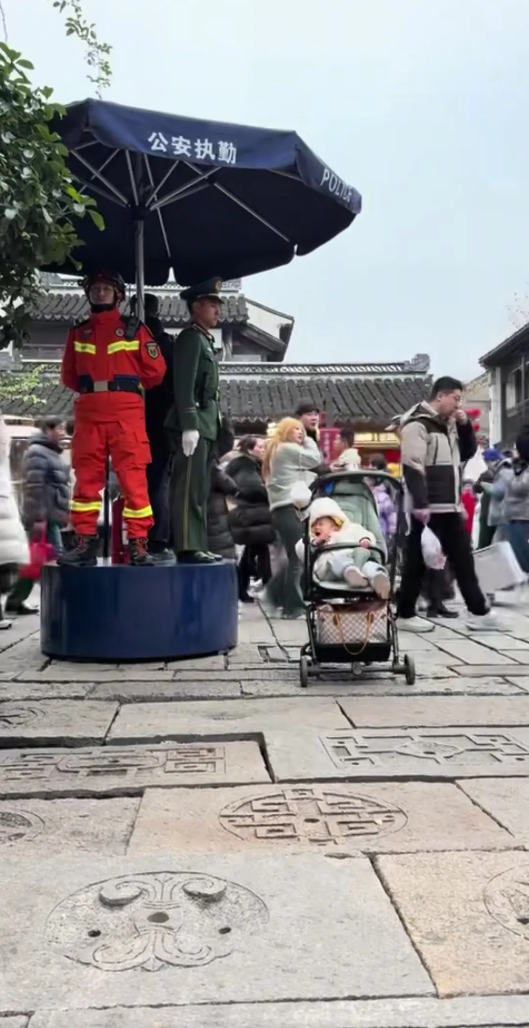 消防员也和武警一起站岗吗？

