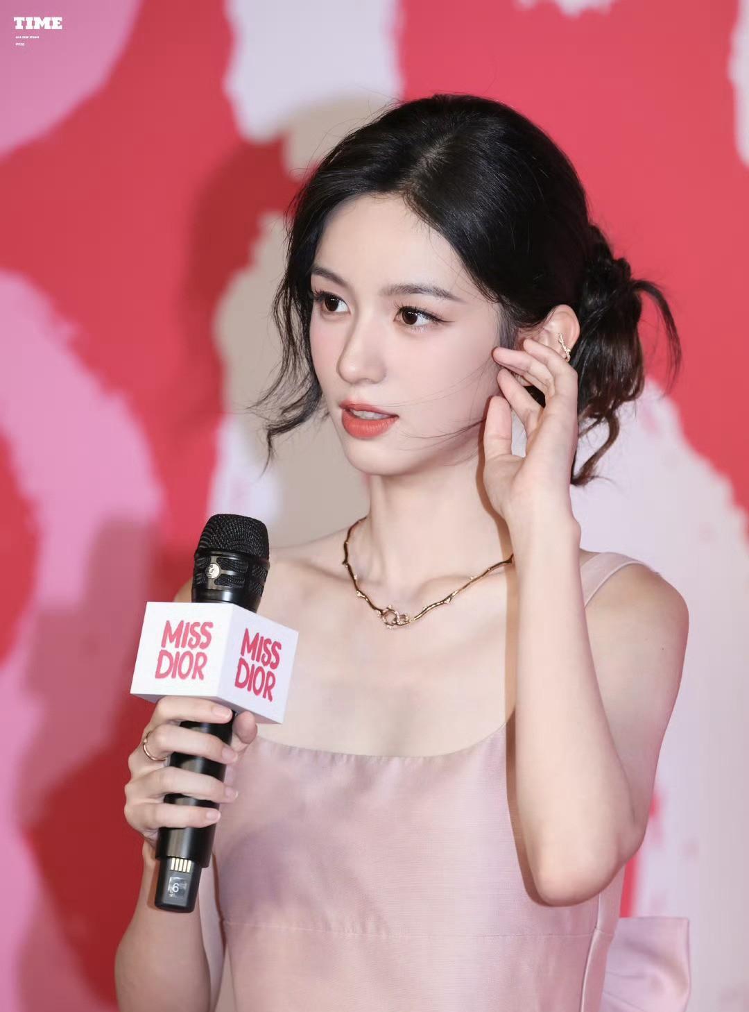 周也这脸只要不碰医美未来必定前途无量，这五官实在优越！
周也今日迪奥红毯吊带粉色