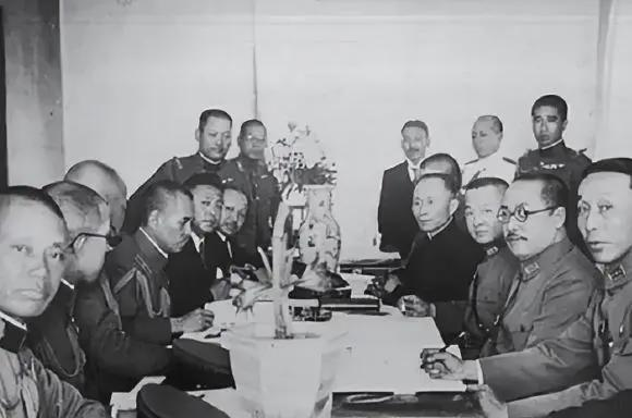 1949年，地下党被判死刑，临行刑前去上厕所，看守意味深长地说：“早去早回”，地