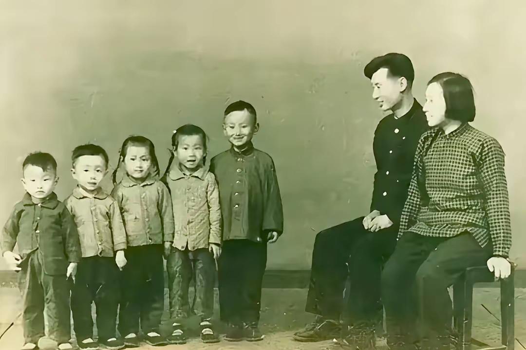 那个年代
生了五个孩子
没一定的家底是养不起的吧