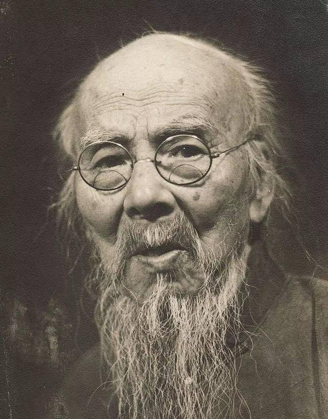 1953年，一男子花了2元向齐白石求画，齐白石画了两片咸鸭蛋，他厚着脸皮请齐白石