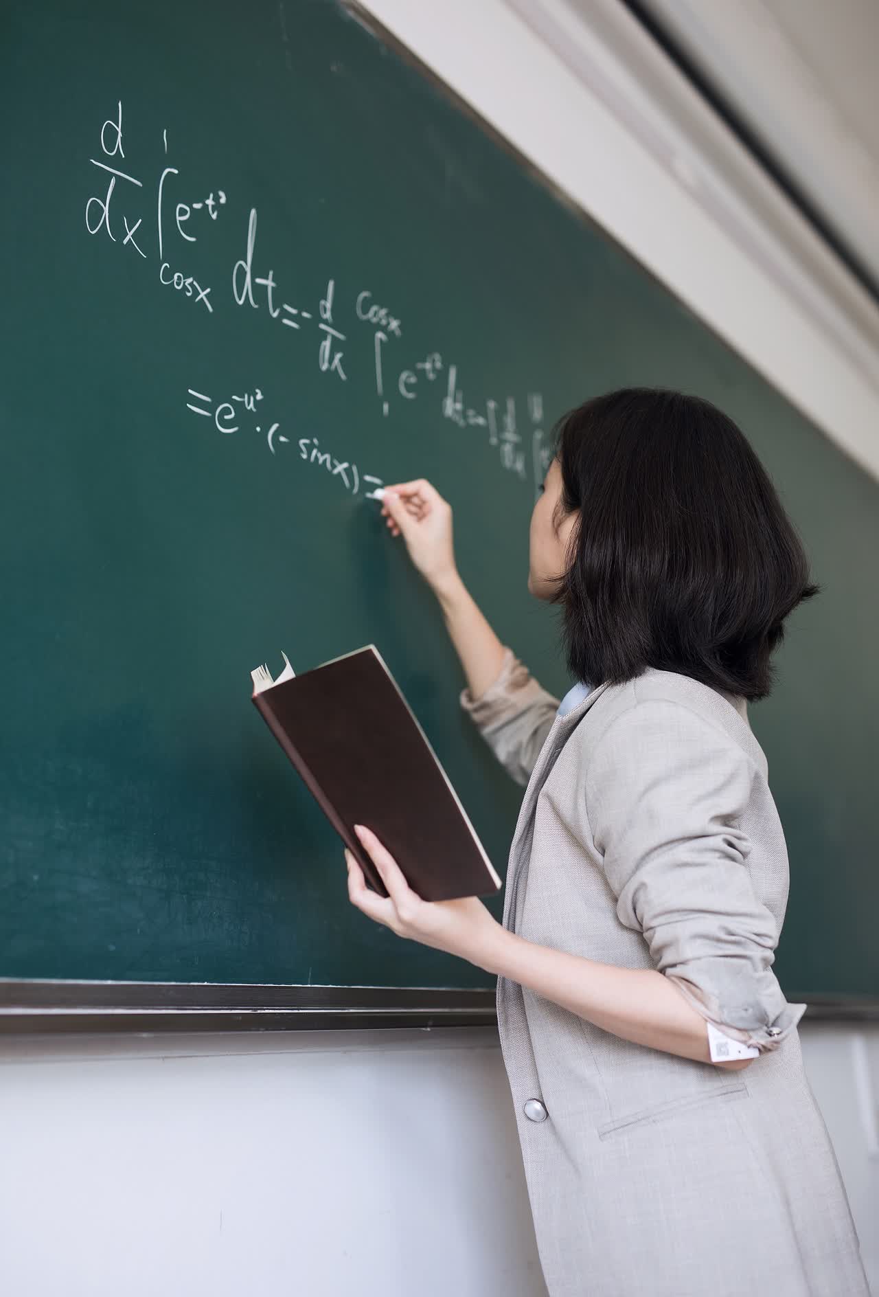 发现没？女护士、女教师、女医生、女公务员以及银行女职员等职业群体中，有不少女性外