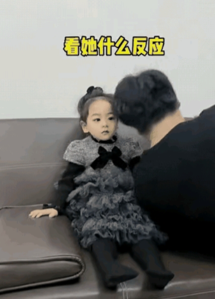 你看，那温馨的画面多让人羡慕。爸爸把头搁在看电视的女儿腿上，本是想试探，却收获了