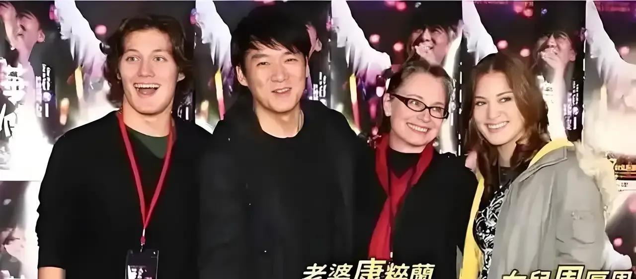 周华健发福了。
胖就胖吧，起码歌声依旧深情嘹亮，在我心目当中他是当之无愧的现场之