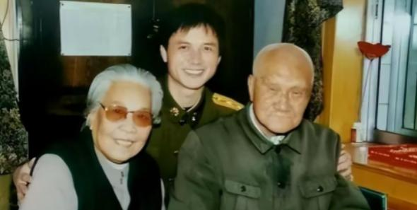 1940年延安，毛主席去食堂时，一个人拎着木棍朝毛主席后脑勺砸去，千钧一发之际，