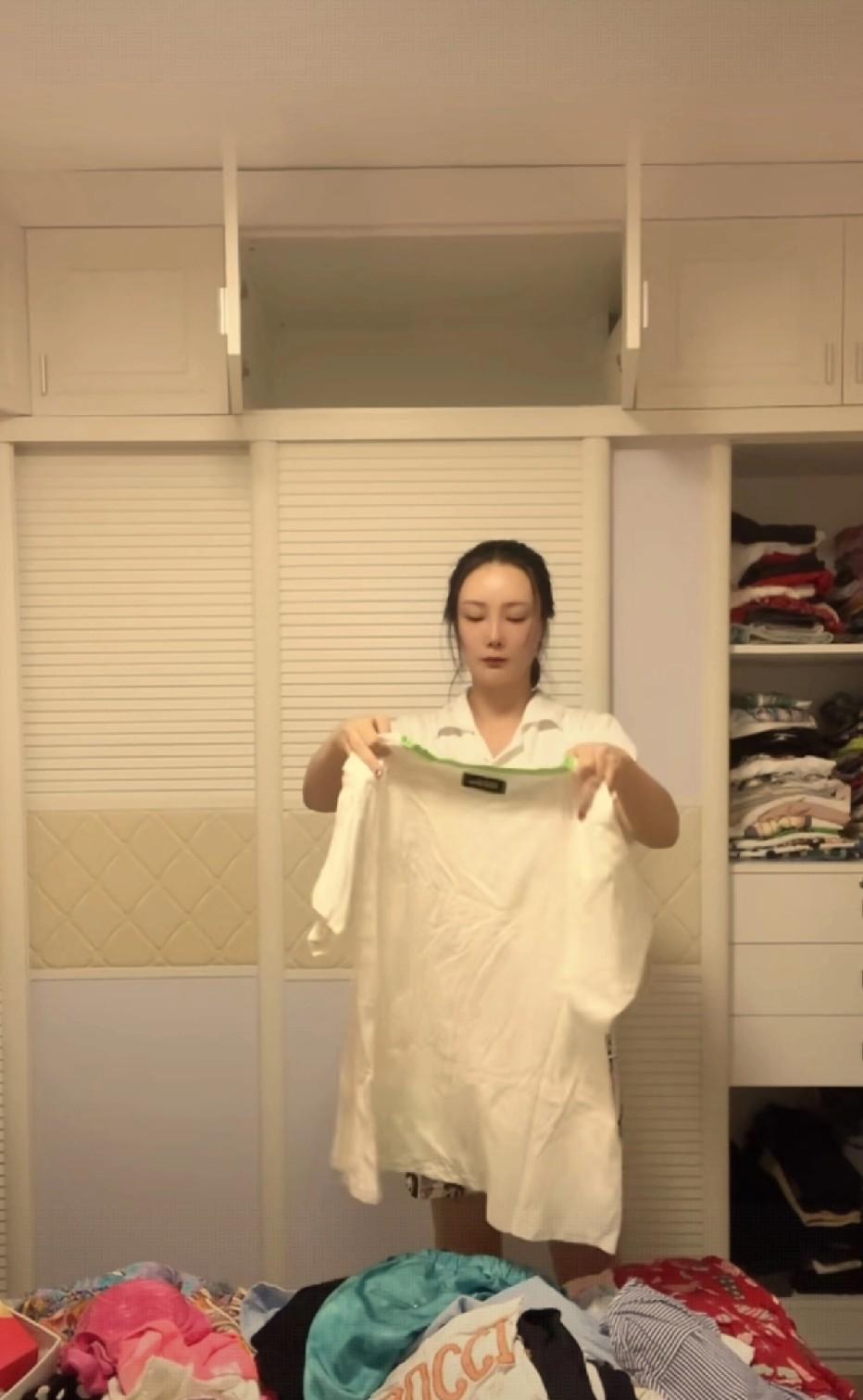 王李丹妮直播间叠衣服都有超多关注，明星流量真不是盖的。她被称为“中国乳神”，形象