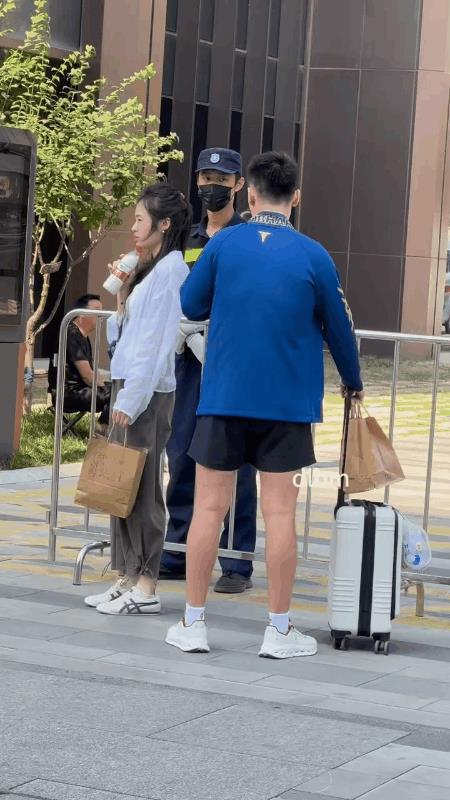 小牛真幸福，未婚妻陪着一起去训练！[飞吻][飞吻]
乒超联赛场馆外，看到了小牛和