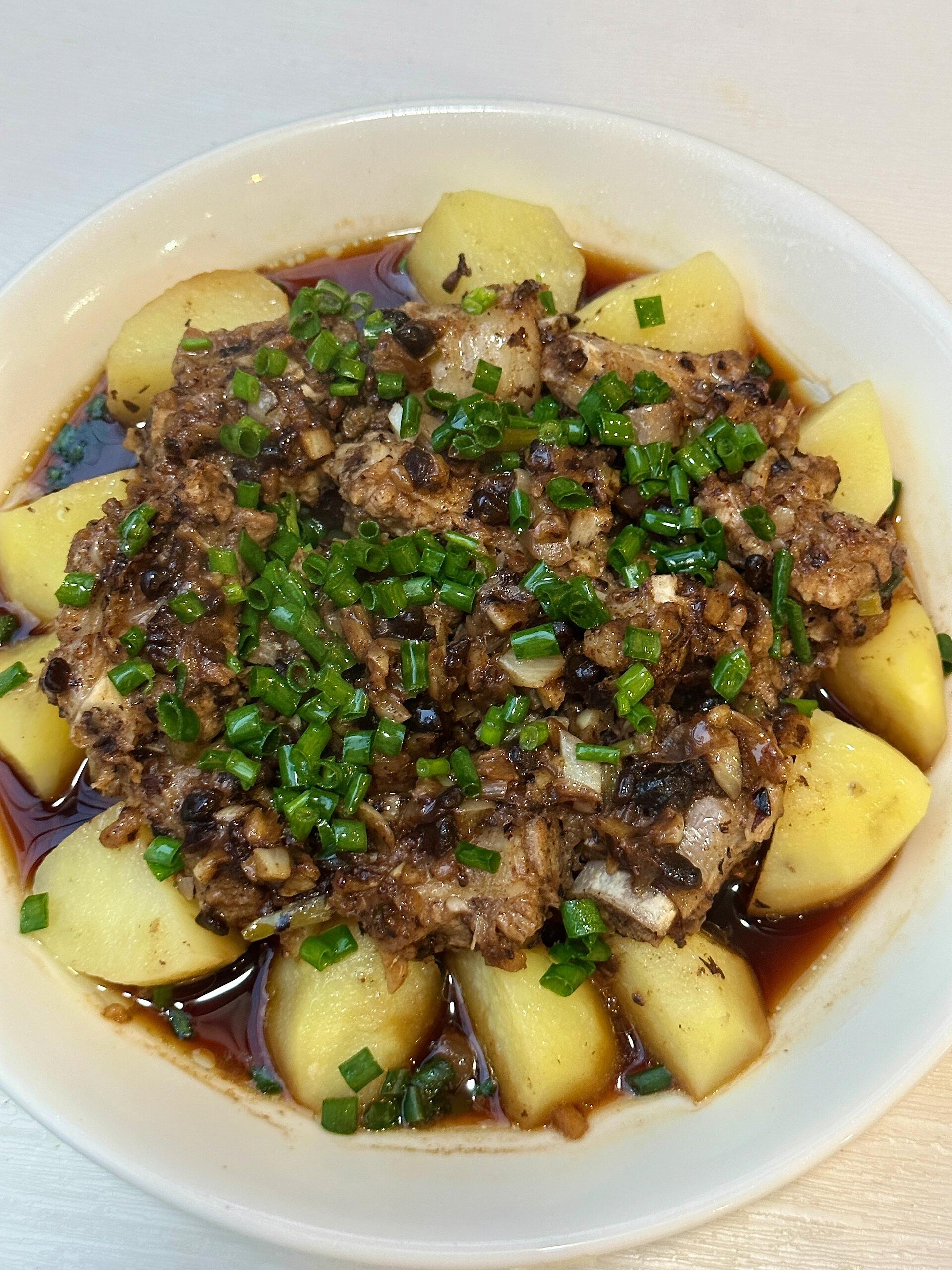 我妈妈的拿手菜，豆豉蒸排骨，无敌好吃
排骨鲜嫩不柴，轻松脱骨，土豆软糯吸饱肉汁，
