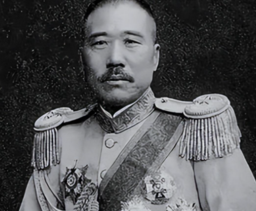 1932年，韩复榘的交际夫人纪甘青让座与张，自己坐到另一包厢中，张笑着对韩说：“