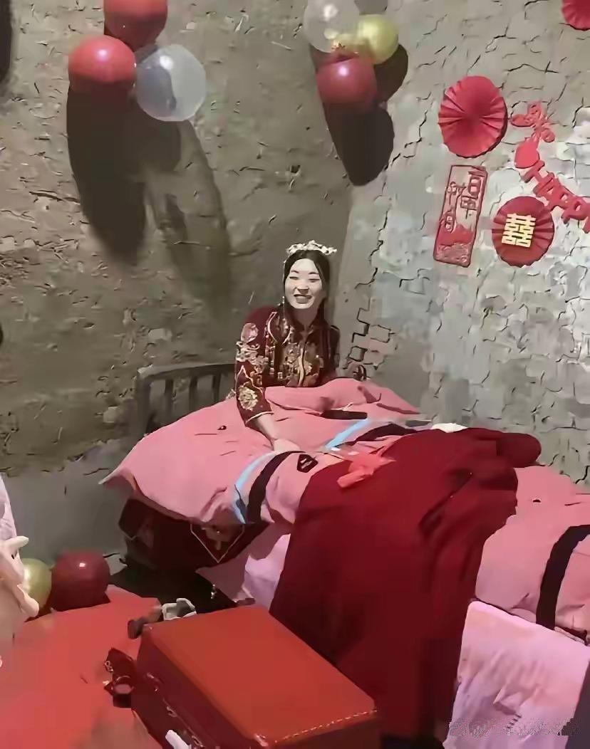 瞅瞅我这满脸笑，你们还觉着我委屈不？​
我可是为爱情嫁人的，又不是为钱。​
没有