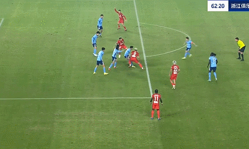 这是点球吗？李提香在禁区内拉人被判点：送乌龙送点球，老将火了