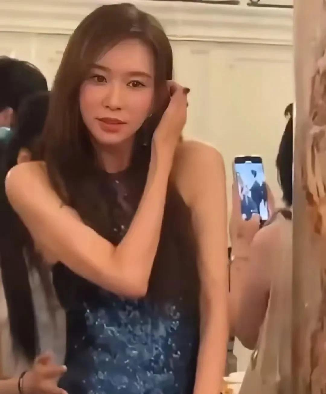 一觉醒来
喜欢林志玲的和不喜欢她的都沉默了
万万没想到，她已经被同化成这个样子了
