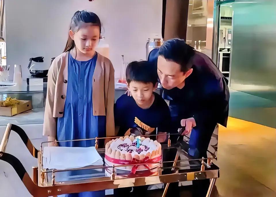 想不到，照片里缺少了妈妈，感觉很凄凉。
汪小菲陪孩子过生日，感觉孤独围绕着他们，