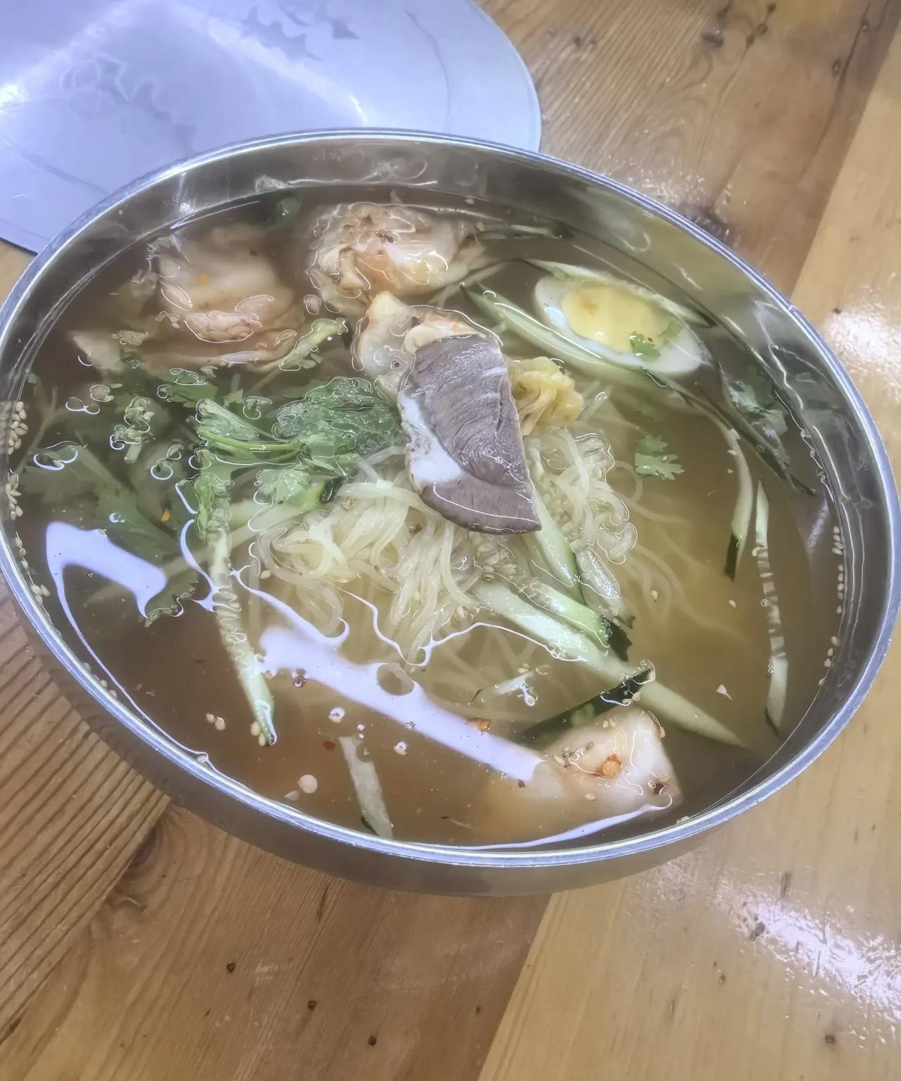 沈阳这几天气温非常高，真不知道吃啥好，把车开到店里检查一下，正巧旁边有一个冷面店