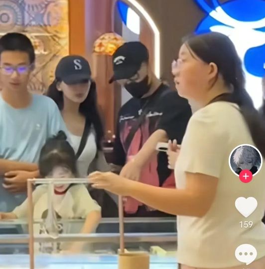 汪峰宁静风波后首现身！和森林北在新疆逛街，十指紧扣破分手传闻