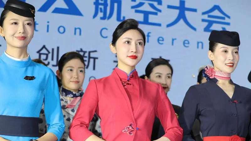 山航空姐平底鞋“上位”，那些年空姐穿过的工作鞋都咋样？