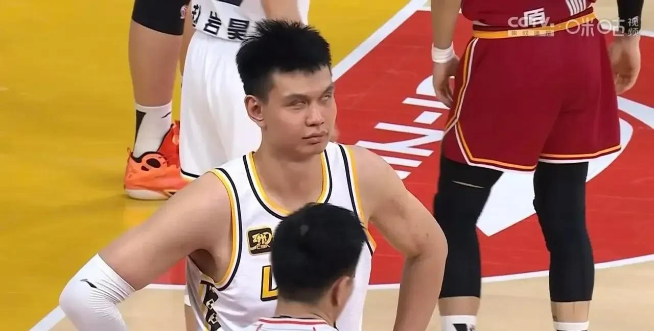 许钟豪不愧是“cba第一恶人”！杜锋看到后，猜测也会惊出一身冷汗，任俊飞压力倍增