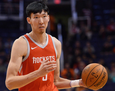 周琦因为腰伤缺席对阵新疆，在对阵深圳时腰部已经有反应，对阵四川上了，还是反应比较