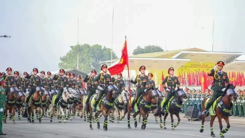 越南的“铁浮屠”来啦！
这是即将参加越南统一50周年阅兵活动的越骑兵部队，虽说算