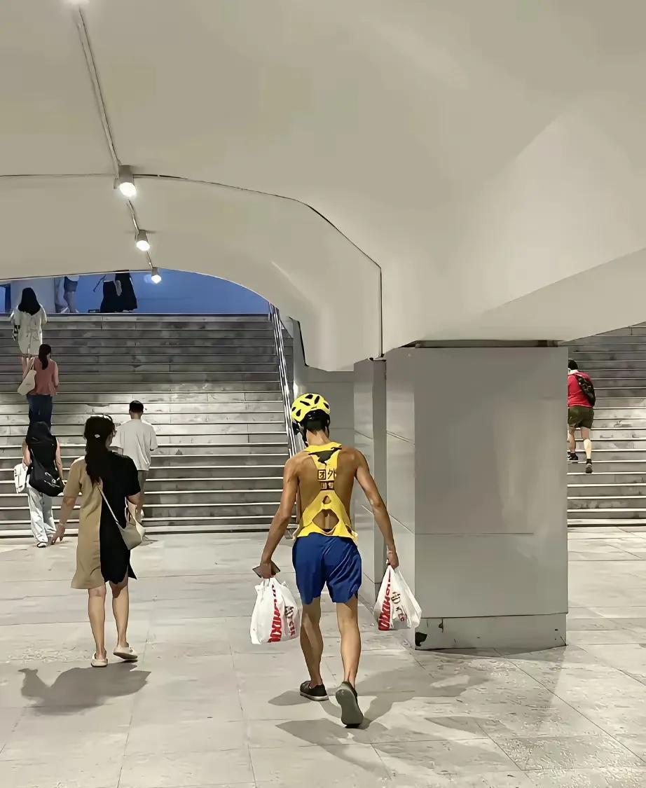 能把外卖这个职业，当成运动来操练，这位兄弟也是运动工作两不误呀。
佩服呀！