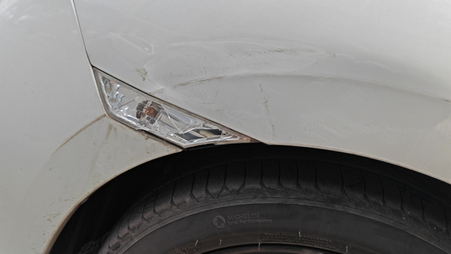 第五血又被别人蹭了
这次被别人把左前翼子板的转向灯干碎了，咋整，换这个得多少钱啊