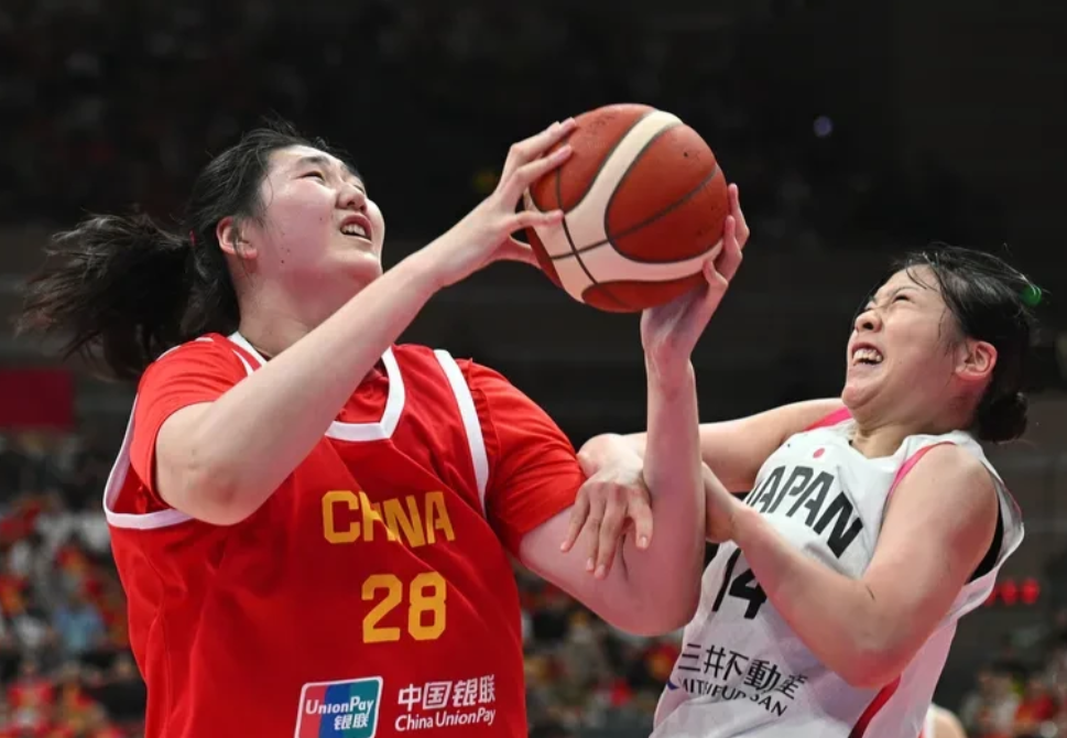 比赛落幕，聚光灯下，张子宇的身影显得格外耀眼。这位有着“女姚明”之称的女篮新星，