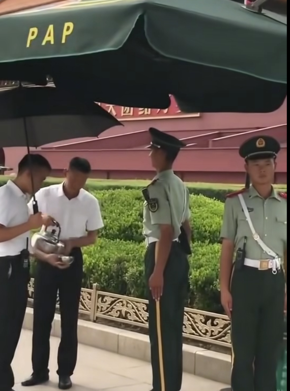 搞不懂，他为什么要背过身去喝水。


