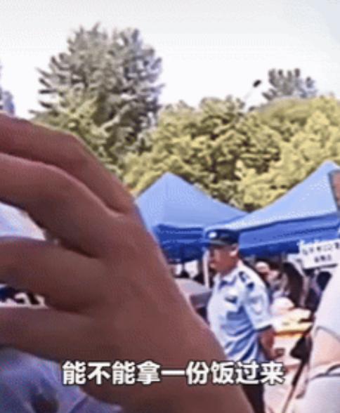 “这孩子是真坚强。”6月9日湖北宜昌，一正在参加高考的女孩，中午考试结束后在校门