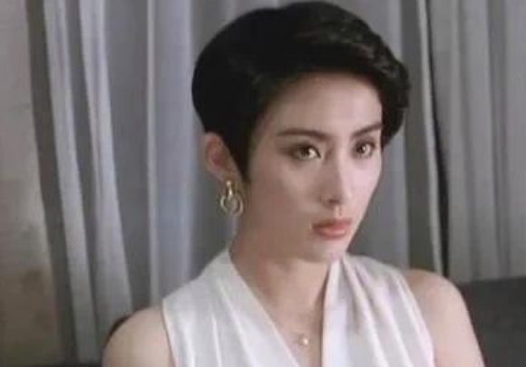 1995年，正红的张敏选择离开她的“金主”向华胜，张敏受不了与他九年的“地下恋”