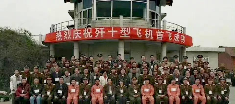 歼-10战斗机于1998年3月23日首飞，那时候的日子过得真是捉襟见肘，回望来时