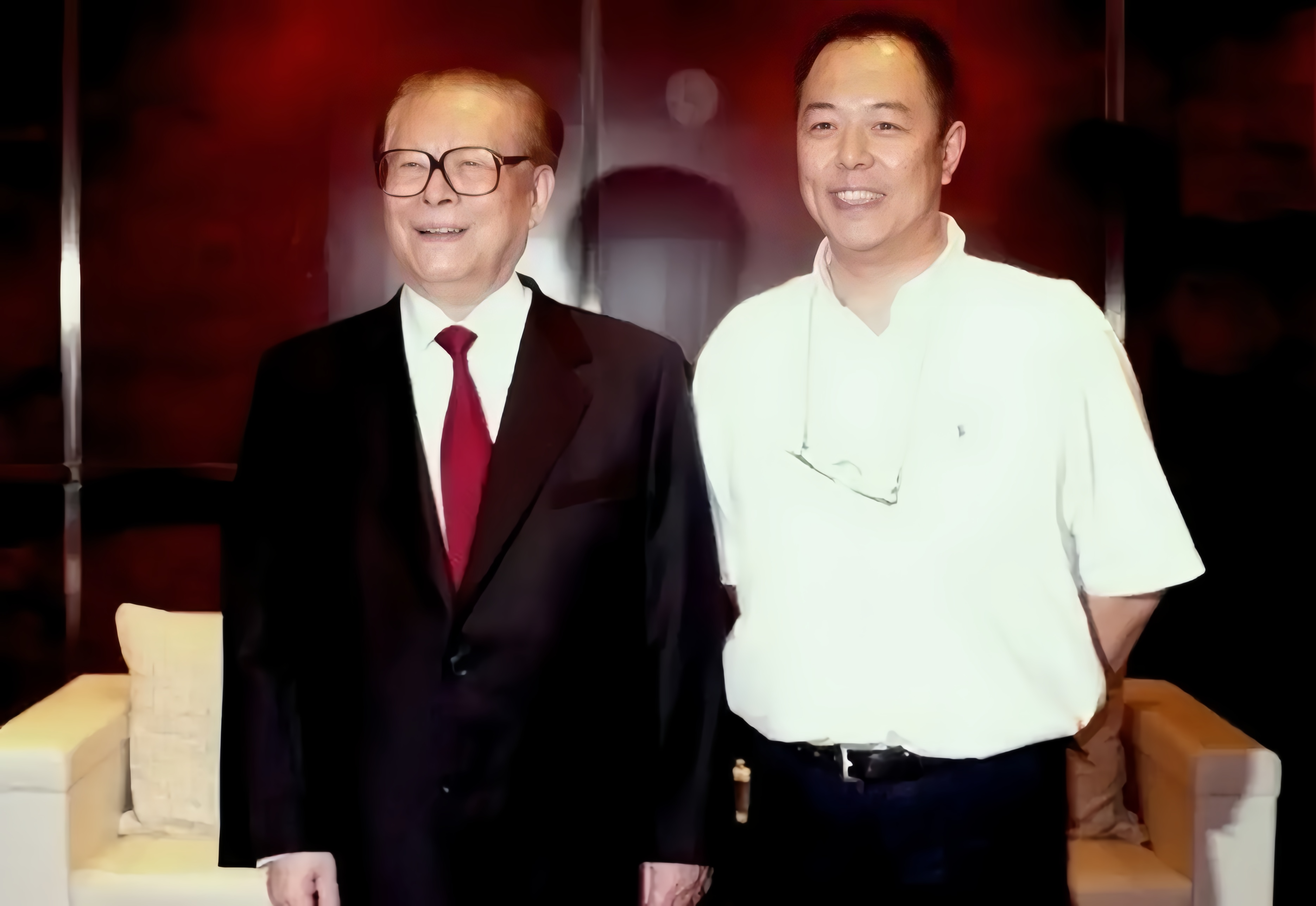 江同志旁边这位是谁？好熟悉的面孔，好像还在《红军东征》中饰演过伟大领袖毛主席。他