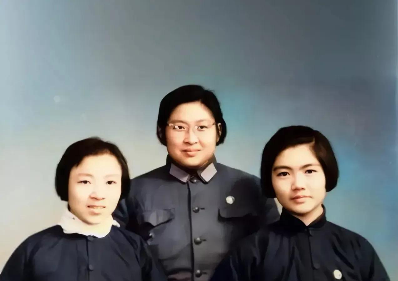 贺子珍之女李敏，贺敏学之女，贺怡之女，三位表姐妹齐聚一堂，温暖又温馨，其乐融融，