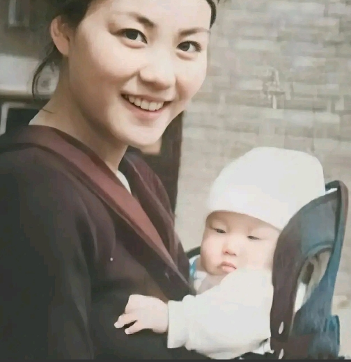 当年王菲作为单亲妈妈一手带大窦靖童，生下李嫣后，为了女儿的病情，淡出大众视野6年