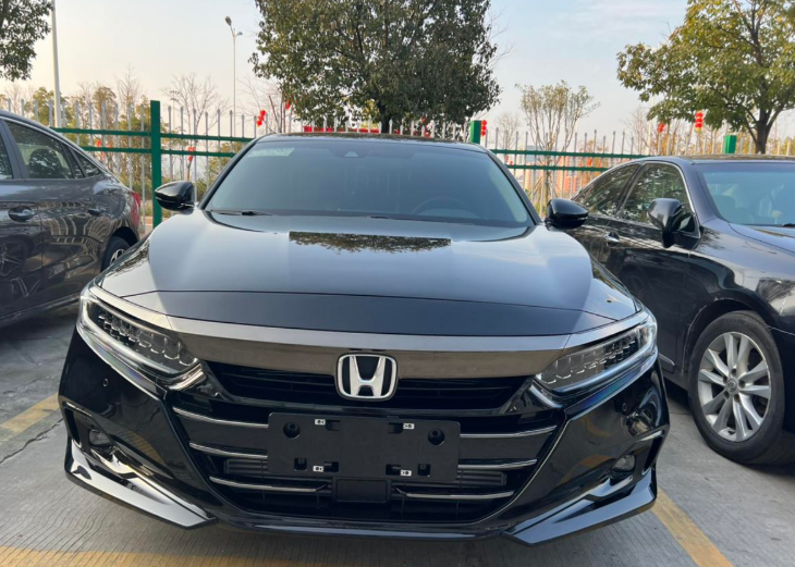 雅阁行驶1100公里的整体感受
1、内饰做工:
内饰做工方面还是可以的。我认为内