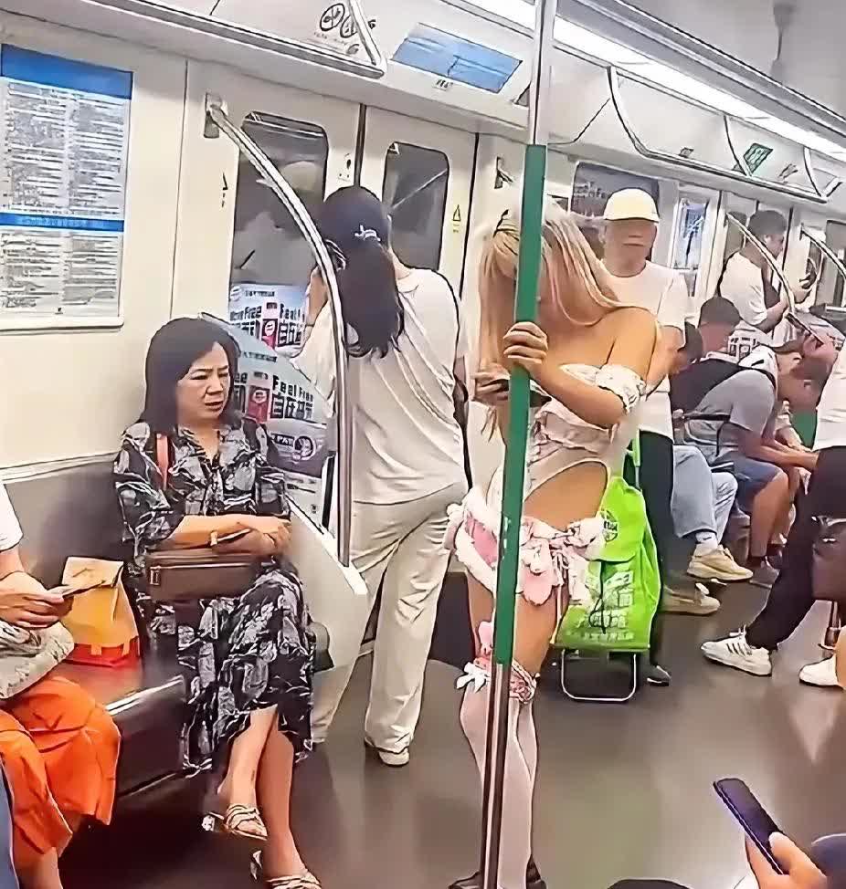 老人强行要求让座，你让还是不让？

如果有不方便的人没有座位，我会主动让座，