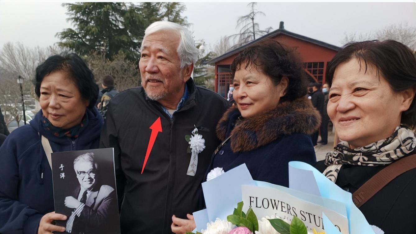 于洋告别仪式举行灵堂内摆满花圈，女婿现身送别，女儿哽咽致谢