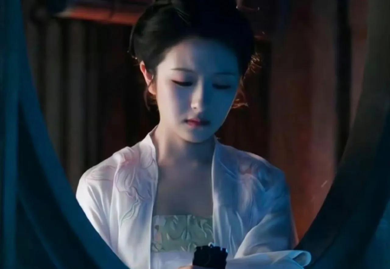 她站在雪中，素衣胜雪，眼神藏着牵挂。那份清冷与神性，宛如广寒宫嫦娥，这段美到让人