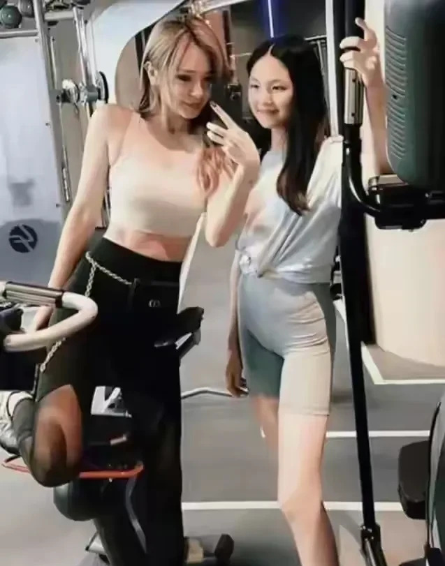 李湘女儿穿着打扮引争议











天哪，这真的是小孩子吗？李湘的女儿