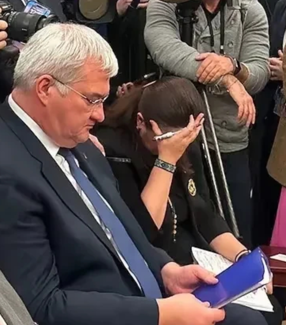 当看到自己的总统在椭圆形办公室被极尽训斥羞辱却反驳无助时，乌克兰驻美大使奥克萨娜